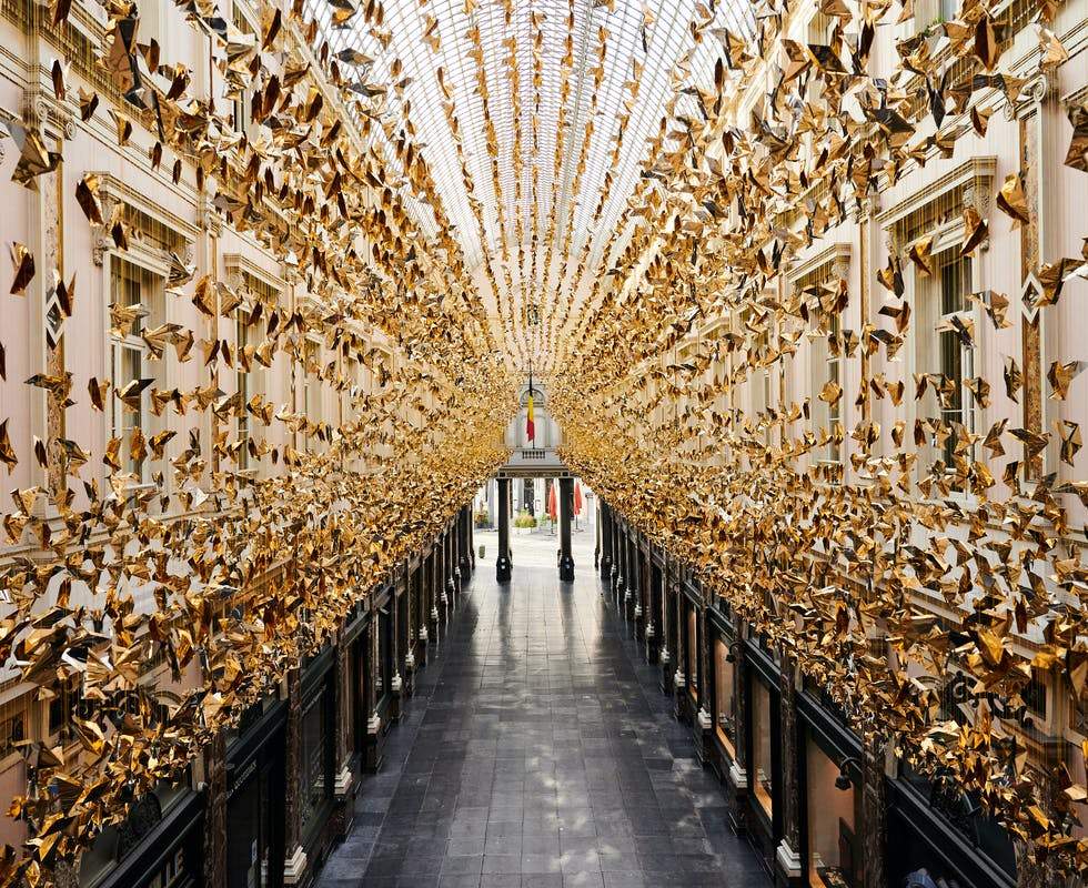 Brussels this Christmas is overrun with thousands of golden origami: here is the work of Charles Kaisin