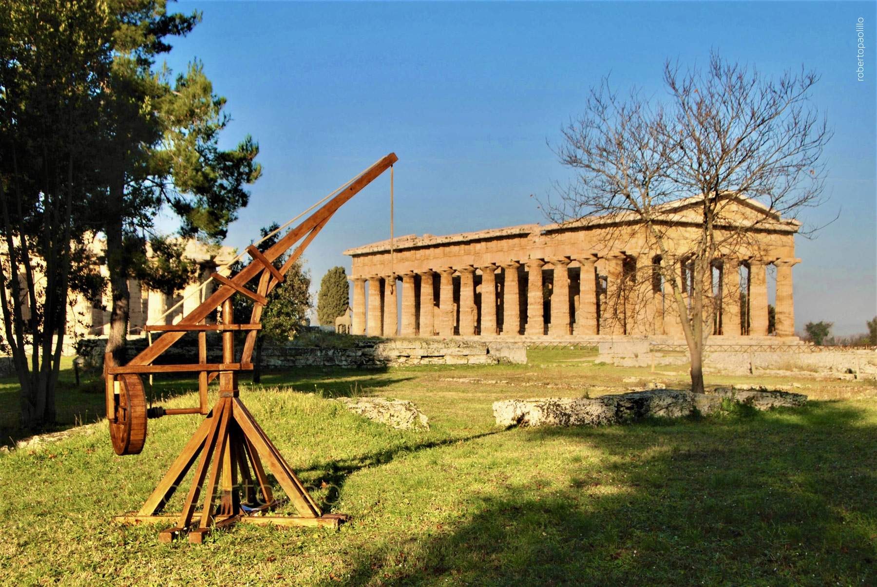 Le parc archéologique de Paestum voit la naissance du Parco dei Piccoli, une aire de jeux à thème archéologique située à proximité des temples. 