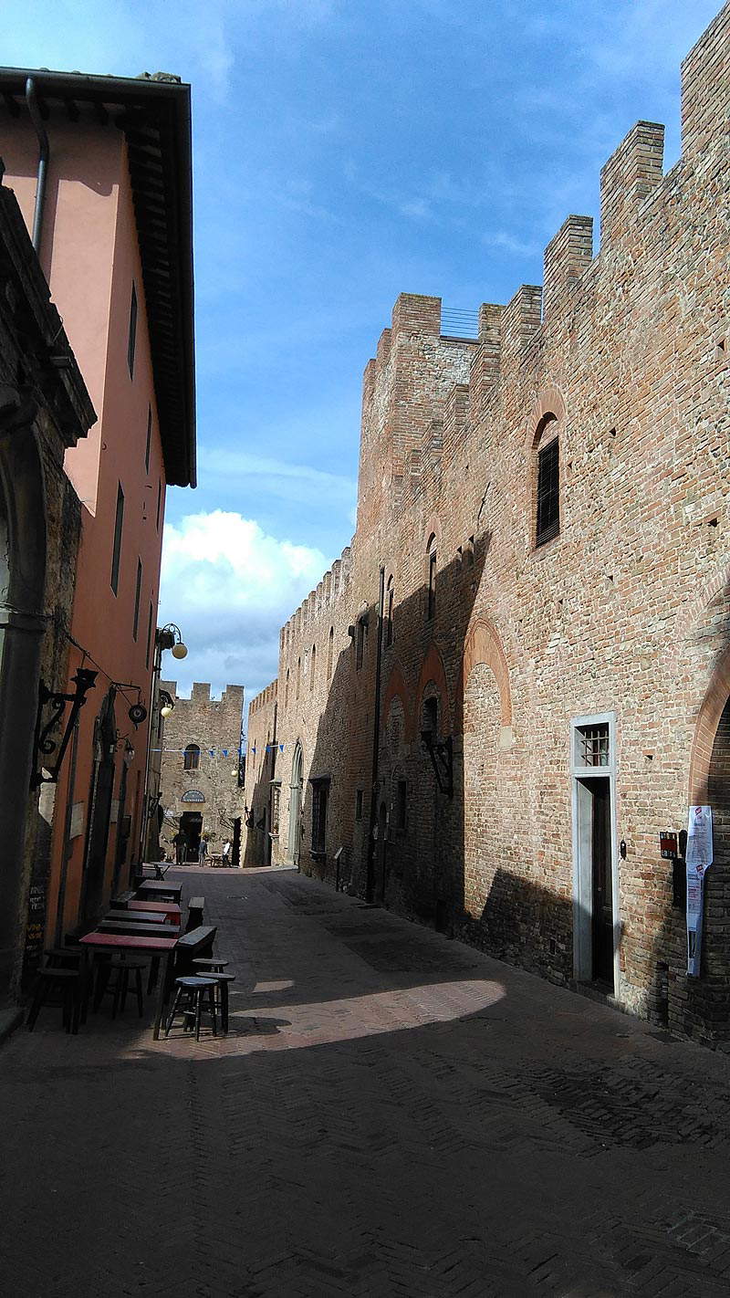 A travers les rues de Certaldo. Ph. Crédit Finestre Sull'Arte