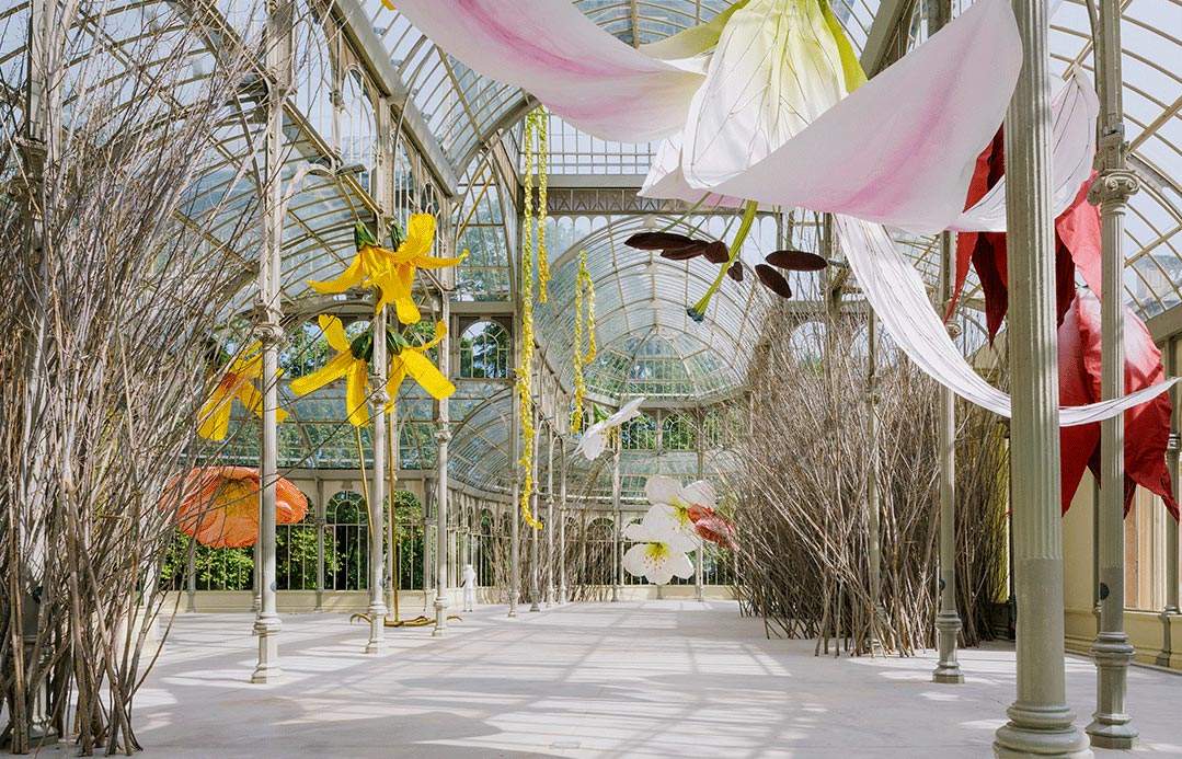 Madrid, the Palacio del Cristal becomes a spectacular nest: the work of Petrit Halilaj