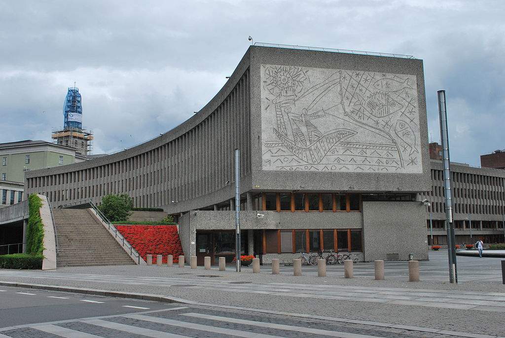 Norvège, le gouvernement décide de démolir un bâtiment abritant des peintures murales de Picasso, qui seront déplacées.