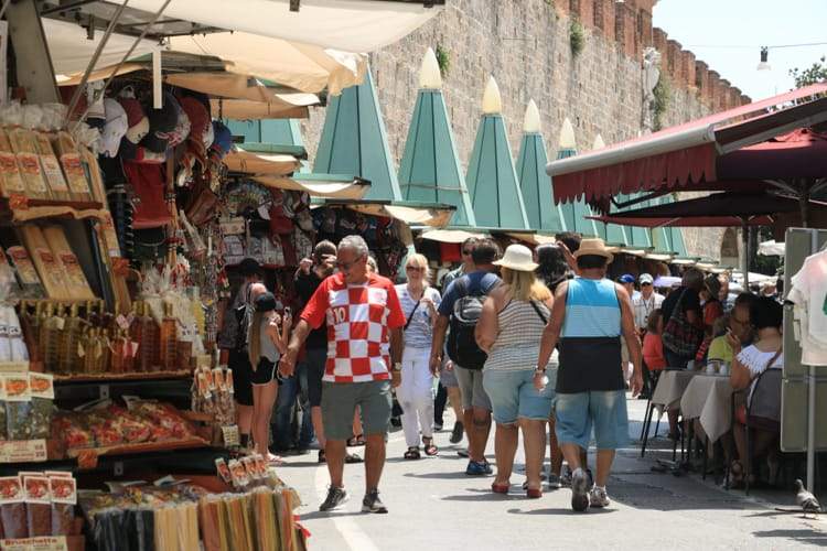 Pisa, stallholders try: damaged by virus, we want to return to Piazza dei Miracoli. But no one wants them there