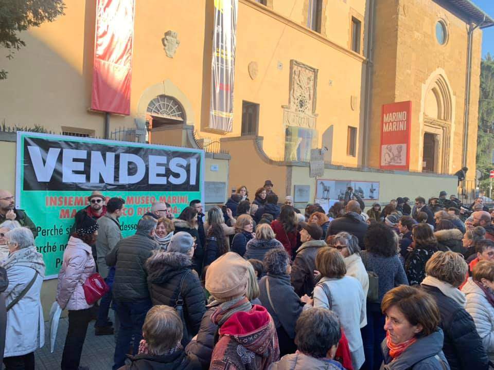 Pistoia, many citizens take to the streets for art: protest against moving Marini's works to Florence 