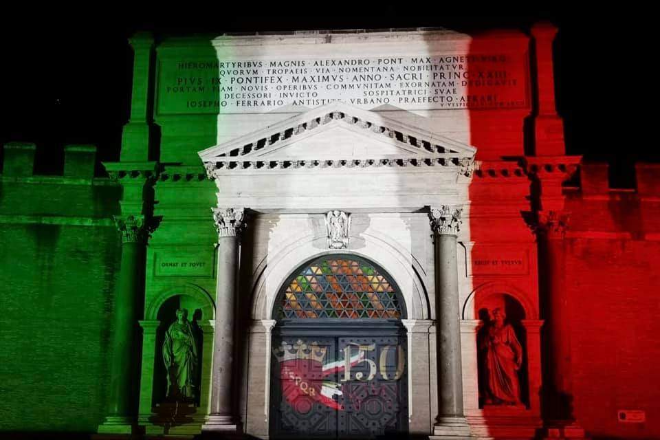 150 anni dalla breccia di Porta Pia: il monumento si illumina di tricolore
