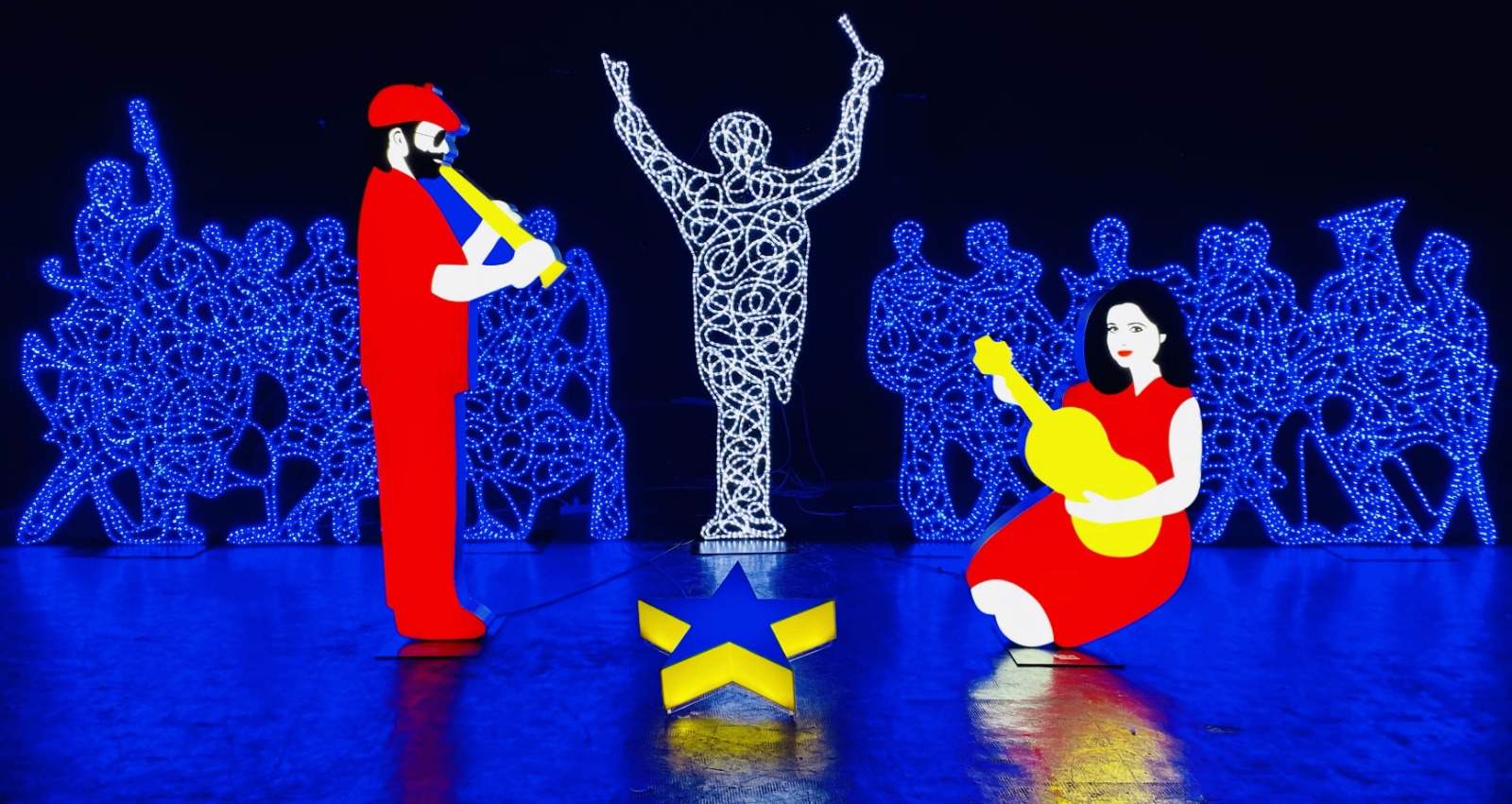 At the Uffizi a pop nativity scene by Lodola with Freddie Mercury-pastor and Lucio Dalla-san Giuseppe