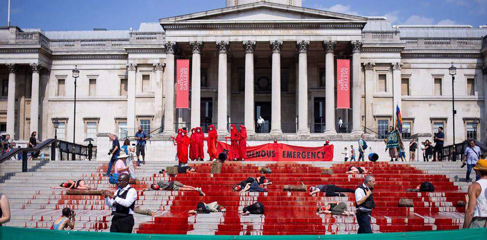 Londres, les marches de la National Gallery teintes en rouge pour une manifestation en faveur des indigènes