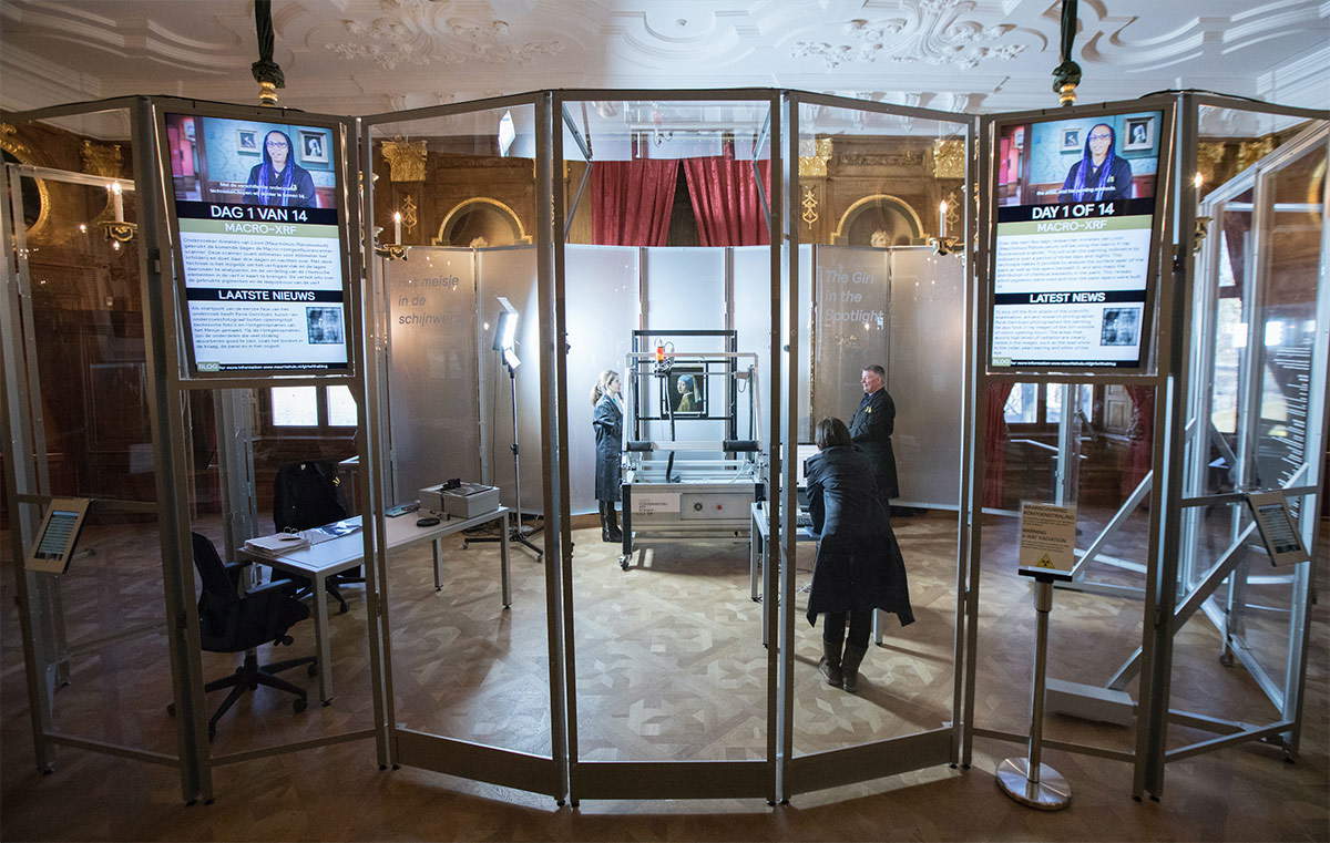 Abbie Vandivere e Annelies van Loon eseguono una fluorescenza a raggi X sul dipinto