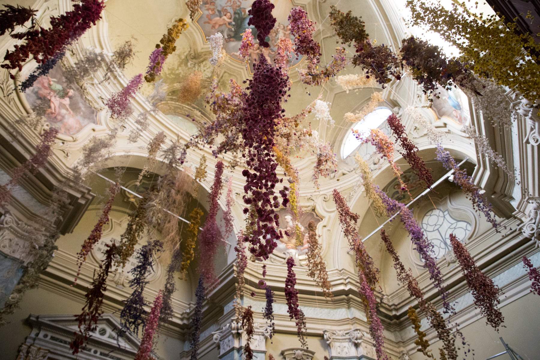 Une église du XVIIIe siècle à Parme est inondée de fleurs : la première œuvre italienne de Rebecca Louise Law
