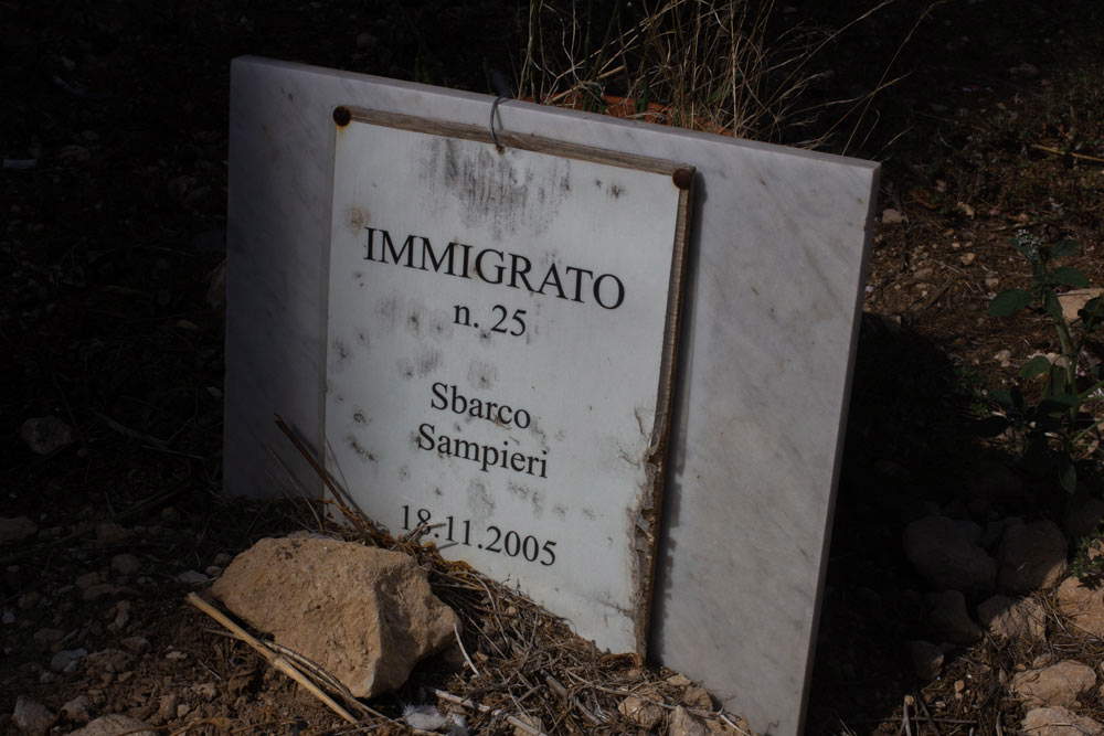 Nathaniel White, The Tomb of a Refugee in Sicily (2018), aus der Serie Routes, 2020