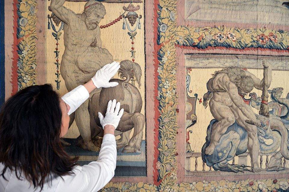 La restauration ouverte des tapisseries du palais ducal de Mantoue d'après les cartons de Raphaël a commencé.