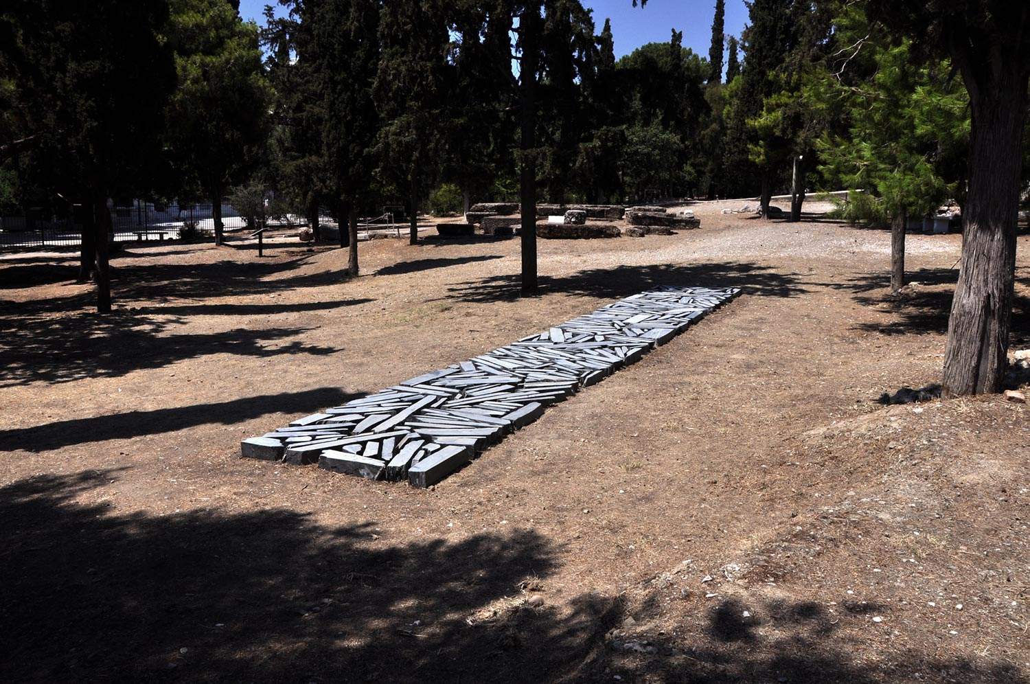 Un'opera di Richard Long, grande artista della Land Art, arriva all'Acropoli di Atene