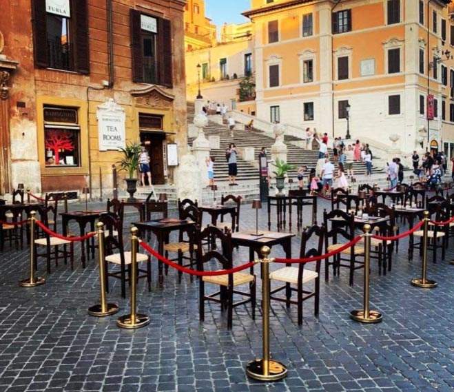 Rome, la Piazza di Spagna envahie par les tables des salons de thé. Et il y a controverse