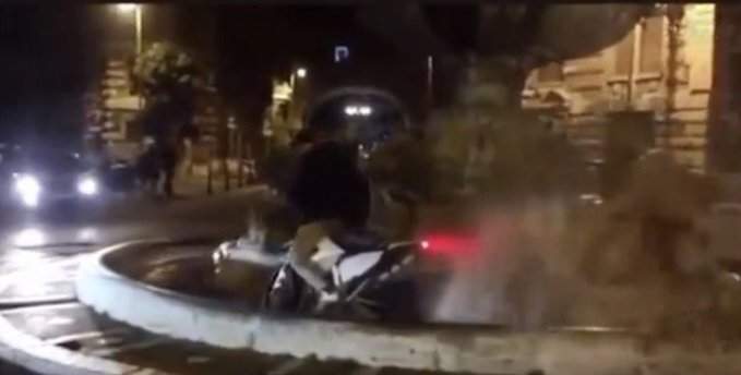 Rome, Raggi est scandalisé par un vandale qui fonce en moto sur la fontaine. Mais la vidéo est ancienne