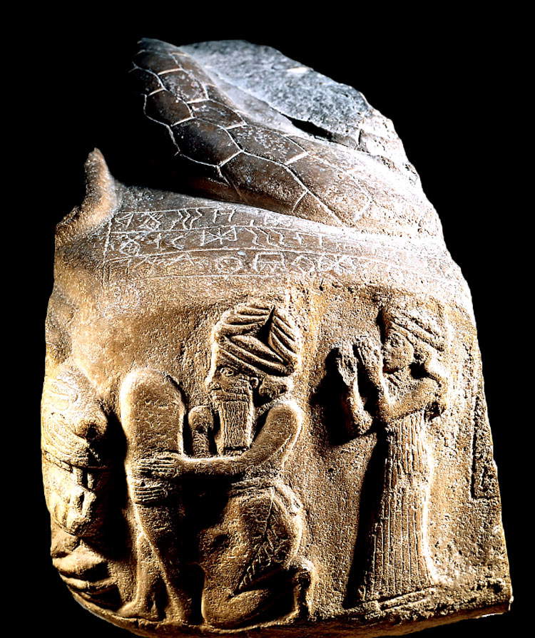 Inscription B en élamite linéaire sur une pierre gravée de Suse, datant de 2150-2100 av. J.-C. et conservée au Louvre Inscription B en élamite linéaire sur une pierre gravée de Suse, datant de 2150-2100 av. J.-C. et conservée au Louvre