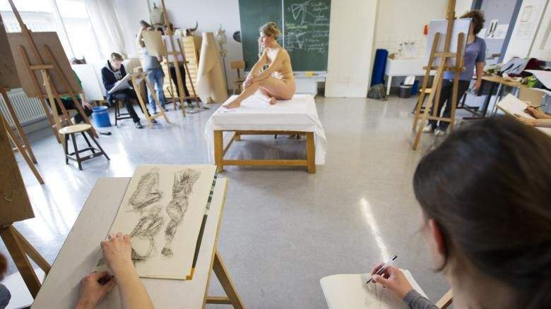 La BBC lance son école de nu à la télévision : un programme pour apprendre à dessiner avec des modèles