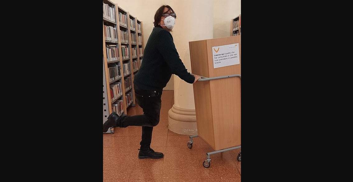 Hot librarian at Bologna's Salaborsa deplores online
