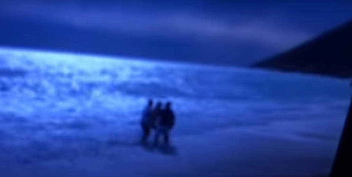 E il naufragar m &egrave; dolce in questo mare (Albanisch): Sgarbi treibt in ionischen Gewässern und wird von seiner Tochter gerettet