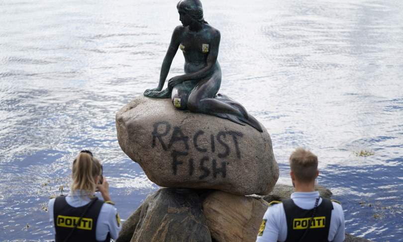 Copenhagen's Little Mermaid daubed: racist fish. Attempt at sabotage?