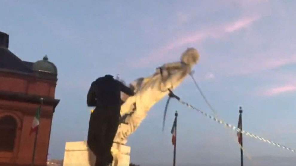 Baltimore, la statue de Christophe Colomb enlevée avec des cordes et jetée à la mer