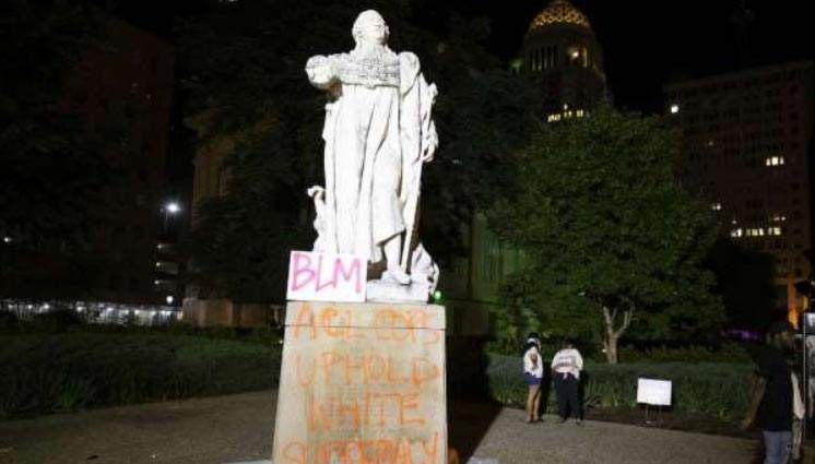 Troppi danni e rischio distruzione, a Louisville (USA) rimossa la statua di Luigi XVI