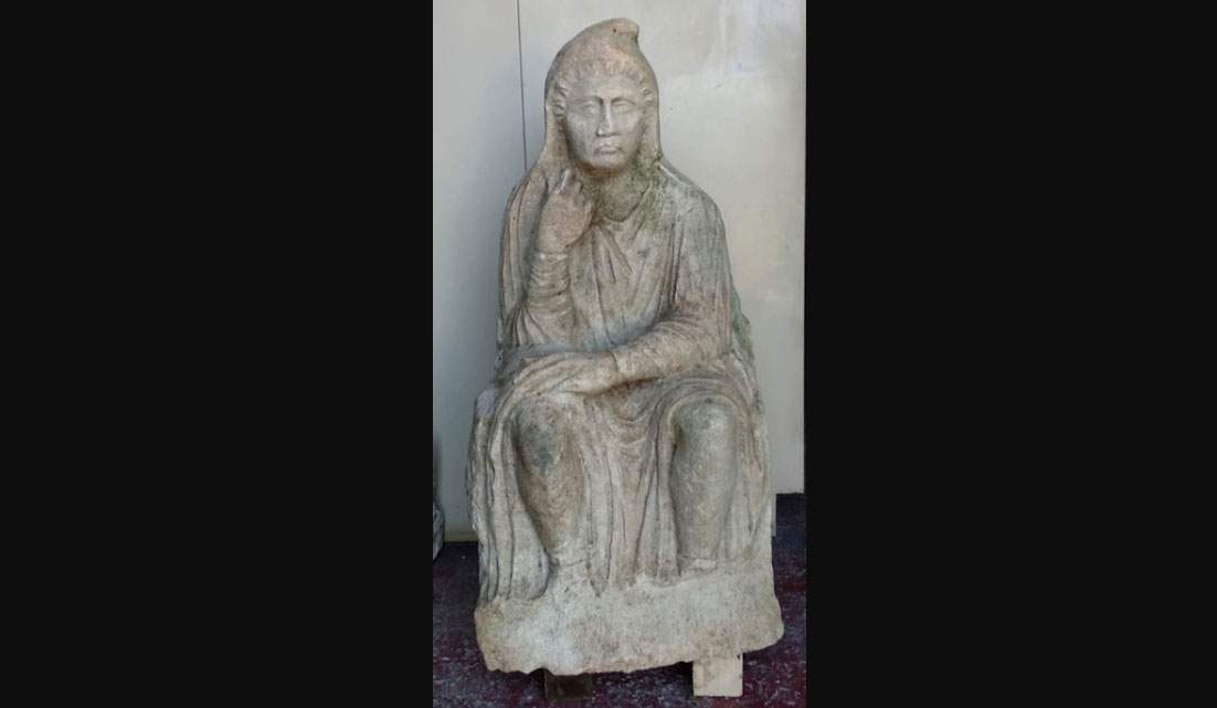 Venise, une statue romaine entière trouvée dans la campagne. Elle faisait partie d'un monument funéraire