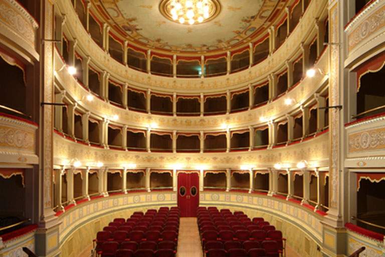 Le théâtre social d'Amelia a été vendu pour un peu plus de 400 000 euros. Le maire écrit à MiBACT