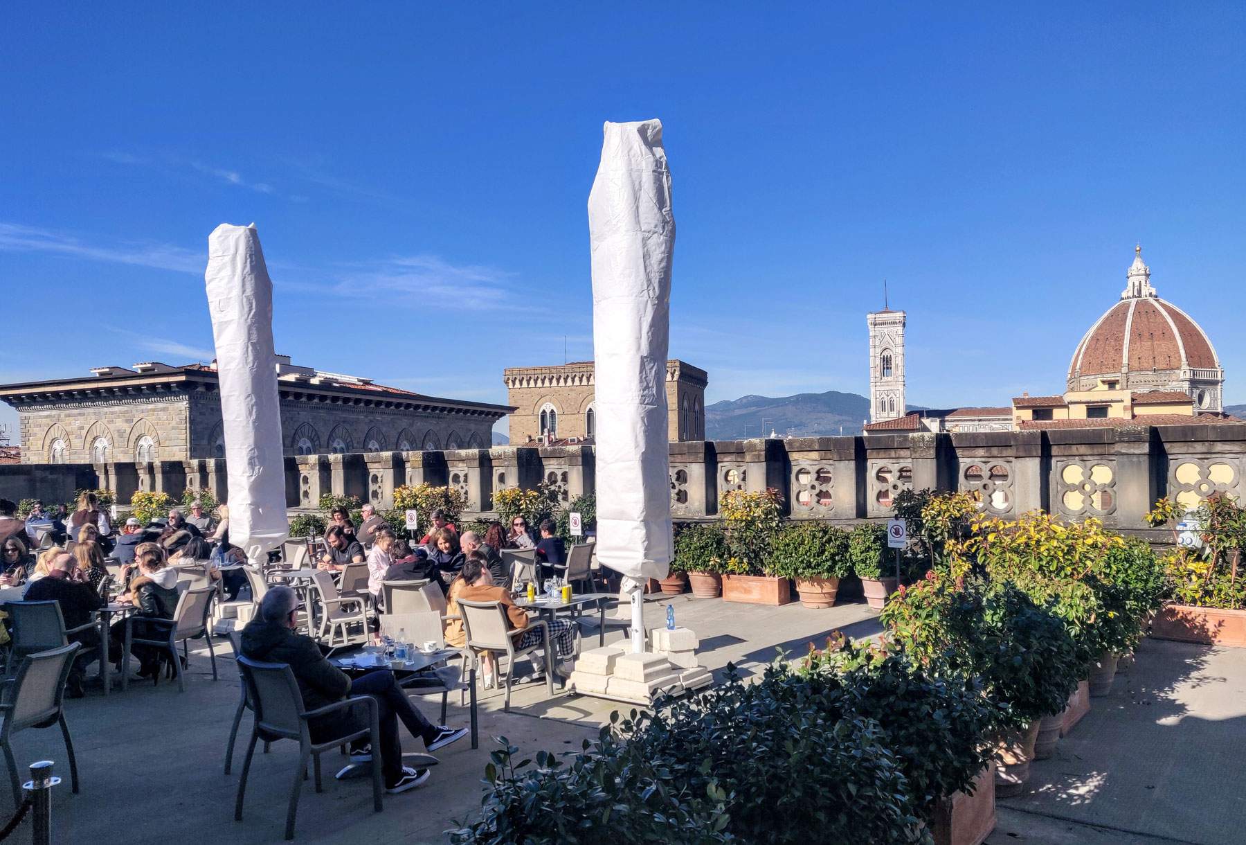 Offices, travaux terminés sur la terrasse panoramique. Après un demi-siècle, le sol en pietra serena a été rénové.