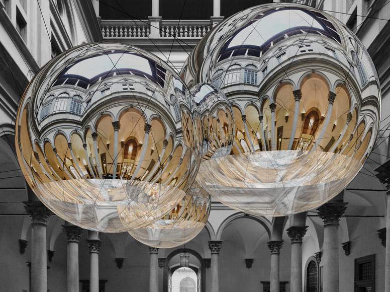Firenze, a Palazzo Strozzi arrivano le grandi sfere sospese di Tomás Saraceno