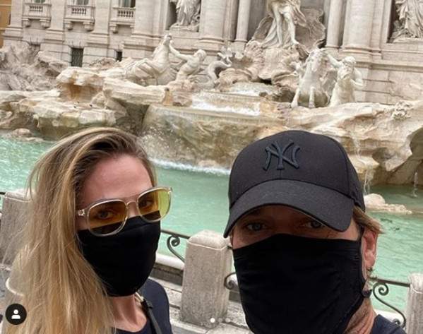 With masks Totti crowns his dream: a quiet outing in downtown Rome. Here are the photos