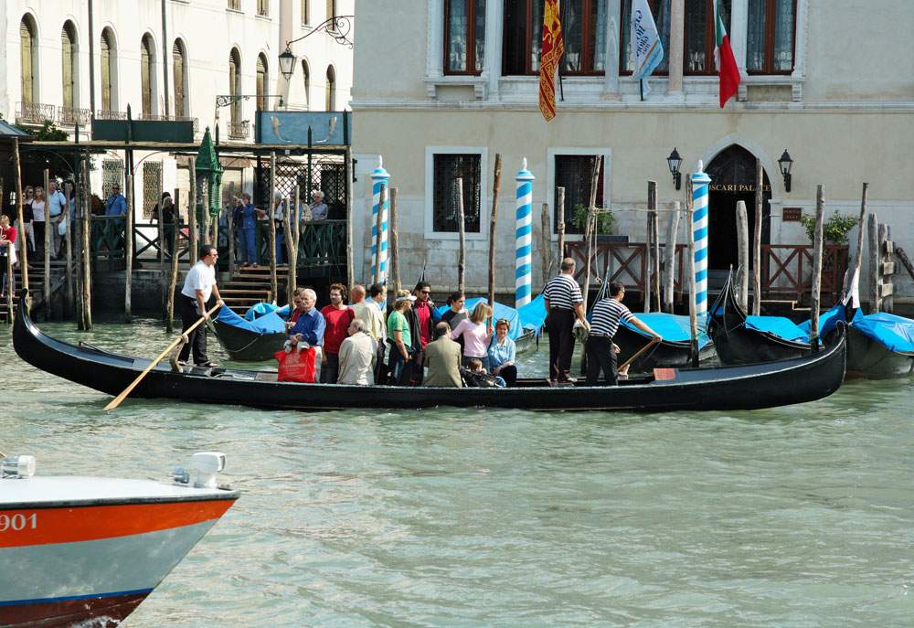 Venice, here are the gondolas again, but without tourists they return to their old service: they ferry Venetians on the Grand Canal