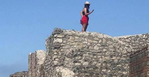 Pompeii, climbs on the roof of the Central Baths to take a selfie. Investigation opened by the Superintendency