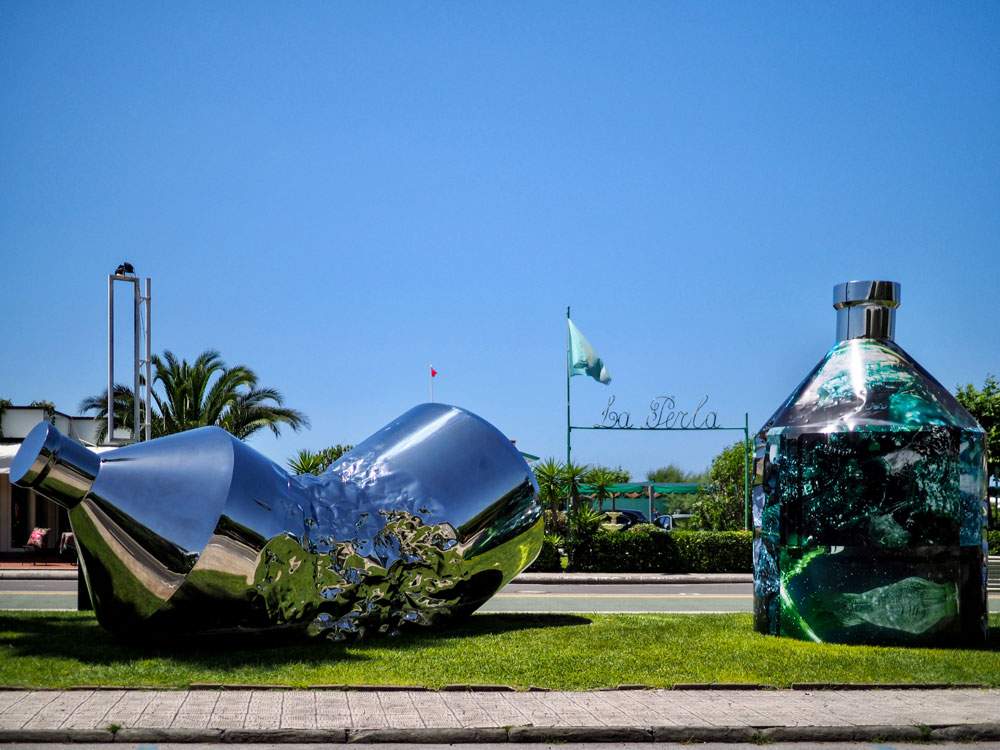 Twin Bottles arrive in Forte dei Marmi. Their journey to expose pollution of the seas continues