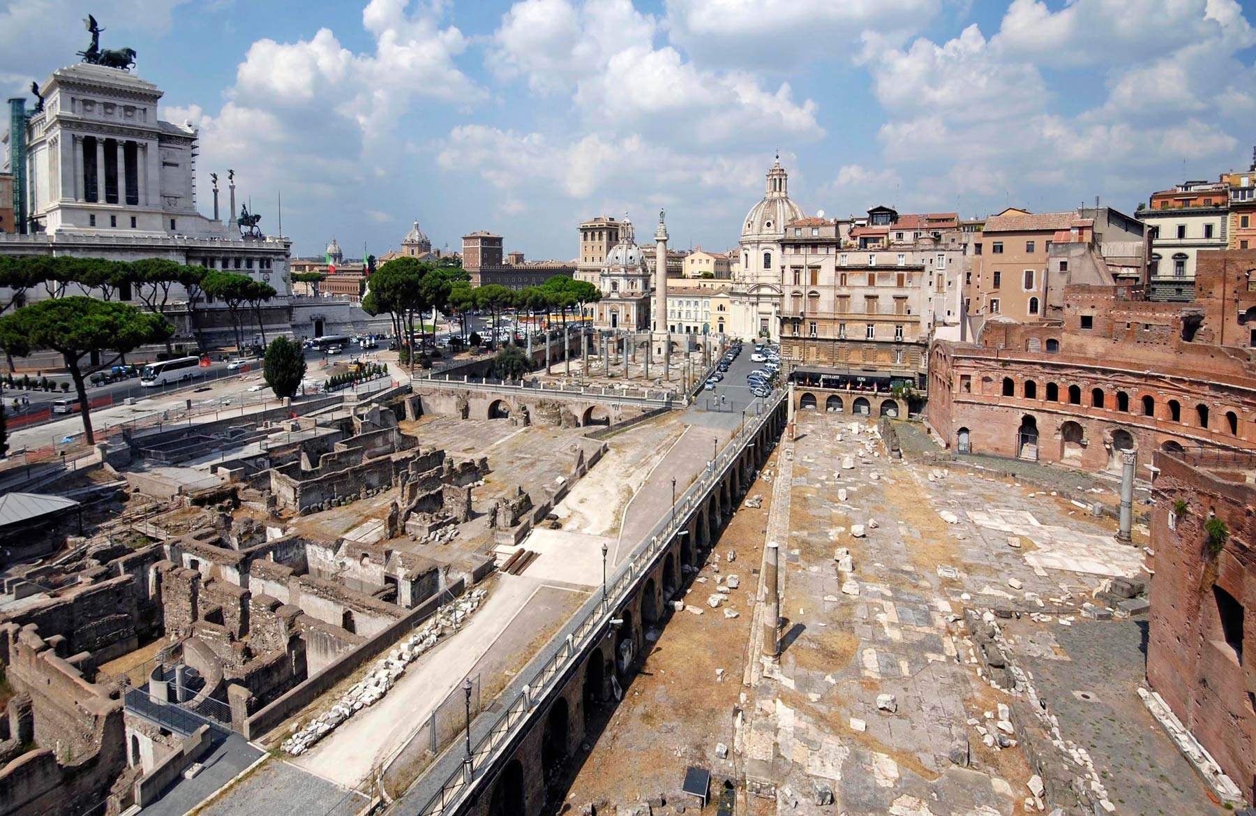 Rome, une nouvelle partie des forums impériaux émerge, avec d'importantes découvertes.