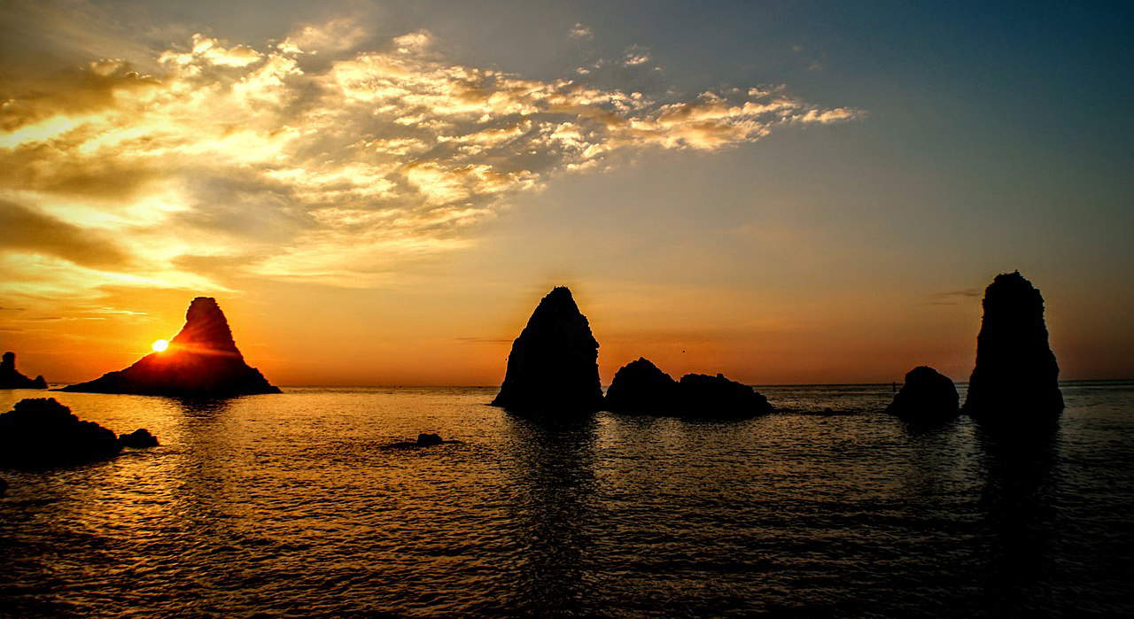 Los Faraglioni de Aci Trezza. Foto Créditos Giovanni Grasso