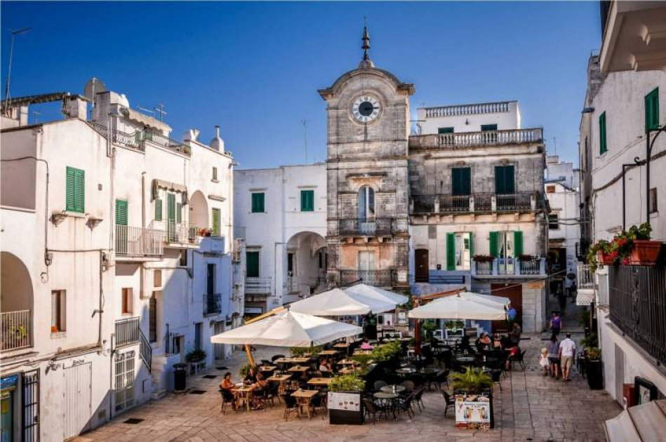 La place centrale de Cisternino