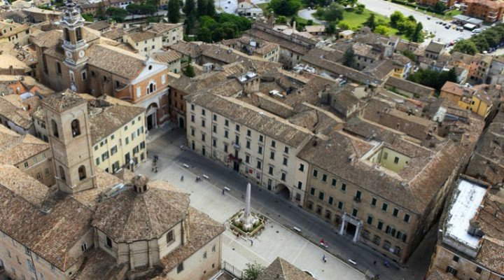 Jesi, la céntrica plaza Federico II desde arriba