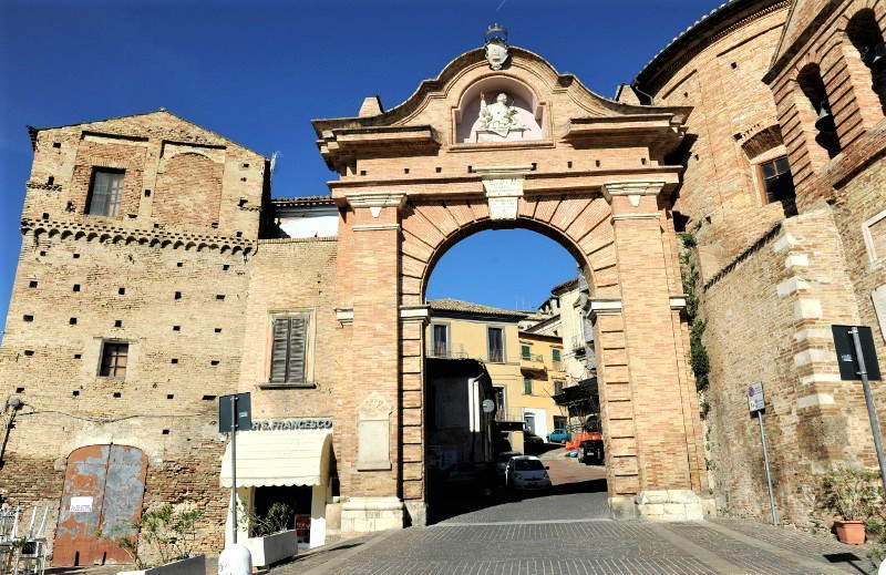 Penne, l'entrée du village médiéval