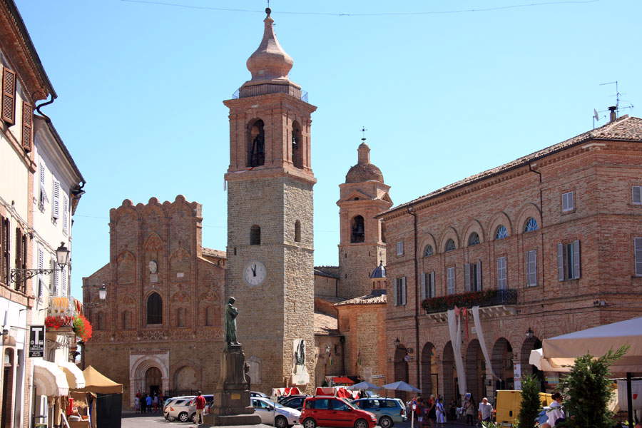 San Ginesio, Piazza Gentili. Foto Créditos Alessandro Vecchi