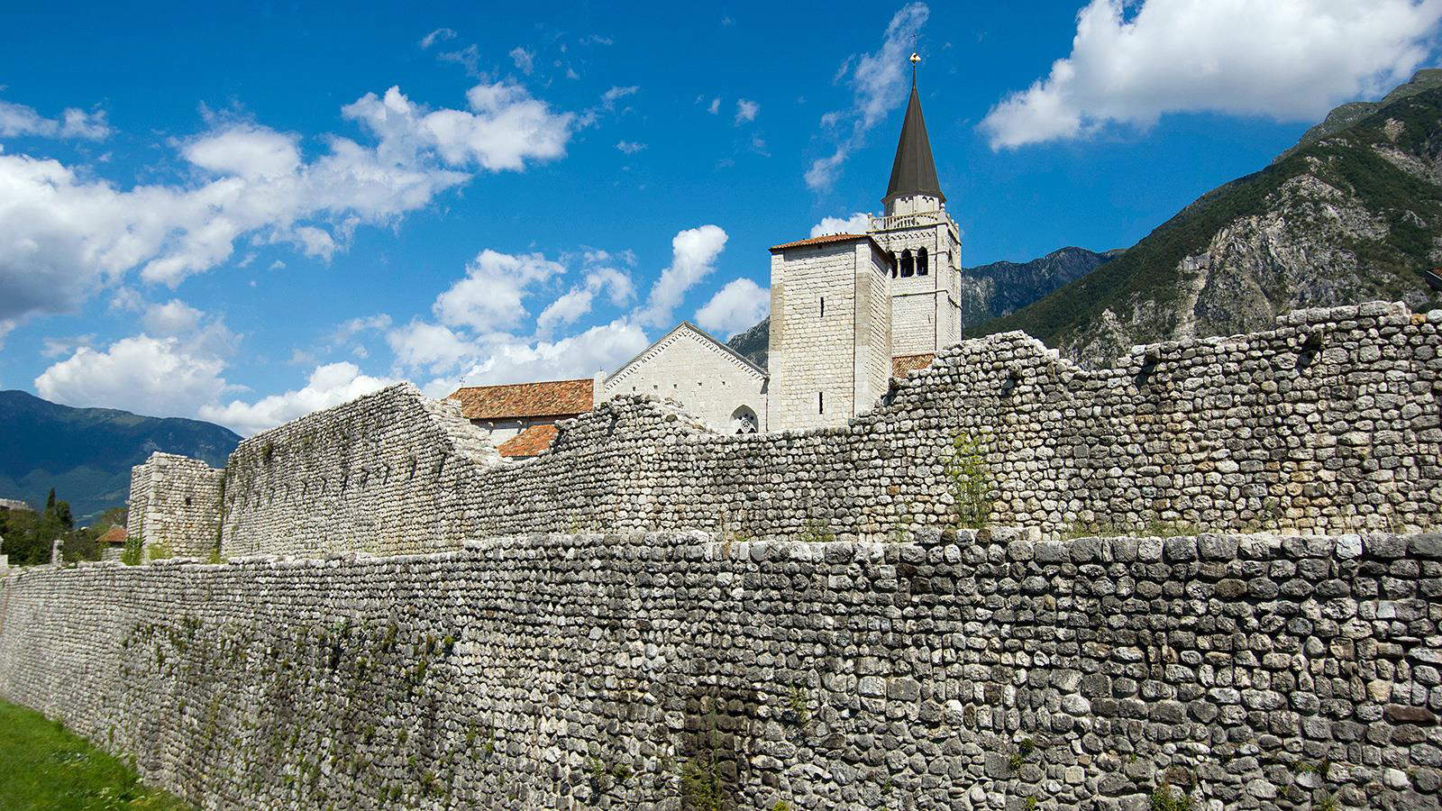 Les murs de Venzone et la cathédrale