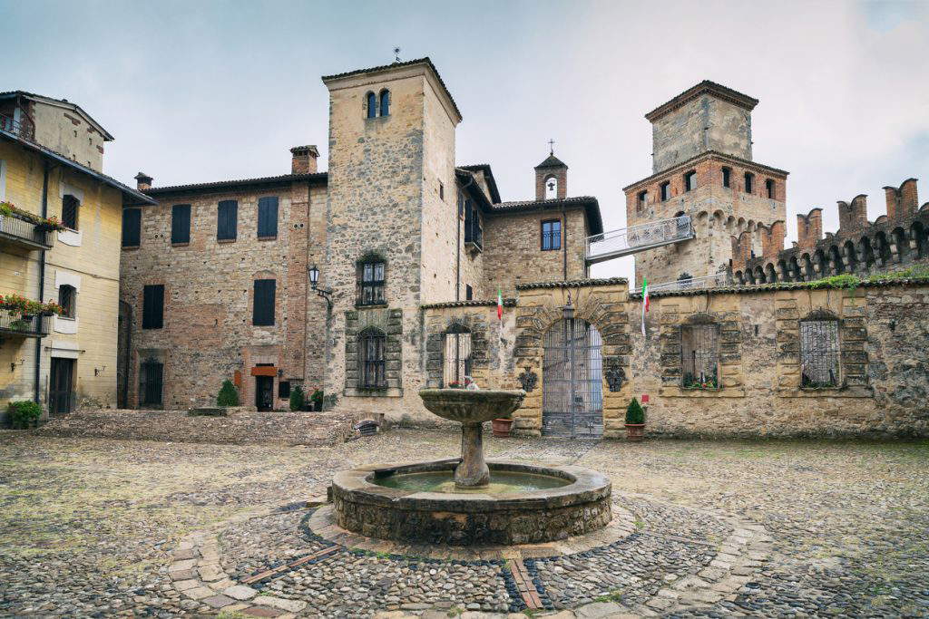 La plaza y la fuente de Vigoleno