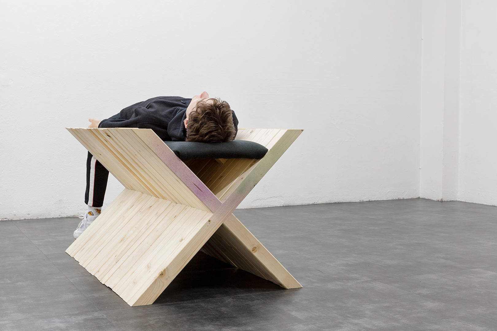 Ivana Spinelli, Meditation place (2020; Lettiga in legno, colore spray, gommapiuma, stoffa 73 x 66 x 123 cm). Courtesy dell'artista e Gallleriapiù. Foto Stefano Maniero
