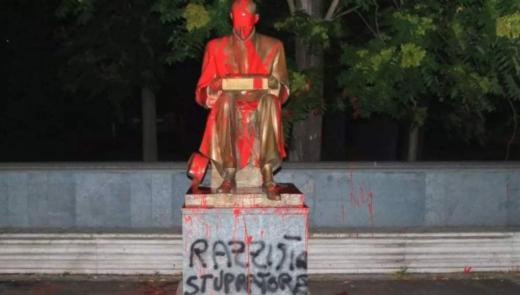 La statua di Indro Montanelli imbrattata