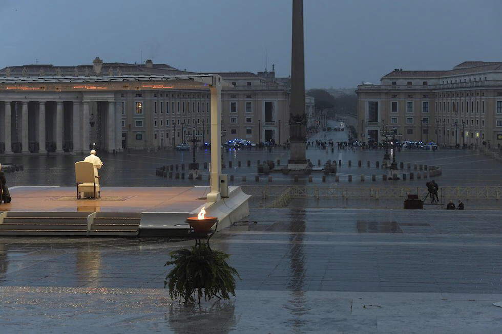 Papa Francesco durante la benedizione Urbi et Orbi del 27 marzo nella piazza San Pietro deserta