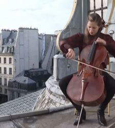 Camille Thomas, el violonchelista toca en los tejados de París para alimentar el alma