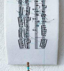 L'artista Donatella Lombardo riscrive le partiture delle compositrici donne dal XII al XX secolo in una mostra a Bologna