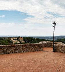 El pueblo de Montescudaio, una antigua terraza con vistas al valle de Cecina y al mar