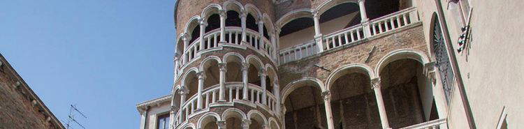 Enge Verwandte: Palazzo Contarini del Bovolo und der Fontego dei Tedeschi