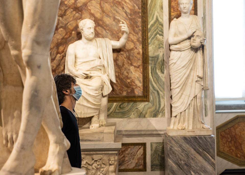 Visitatore alla Galleria Borghese il giorno della riapertura