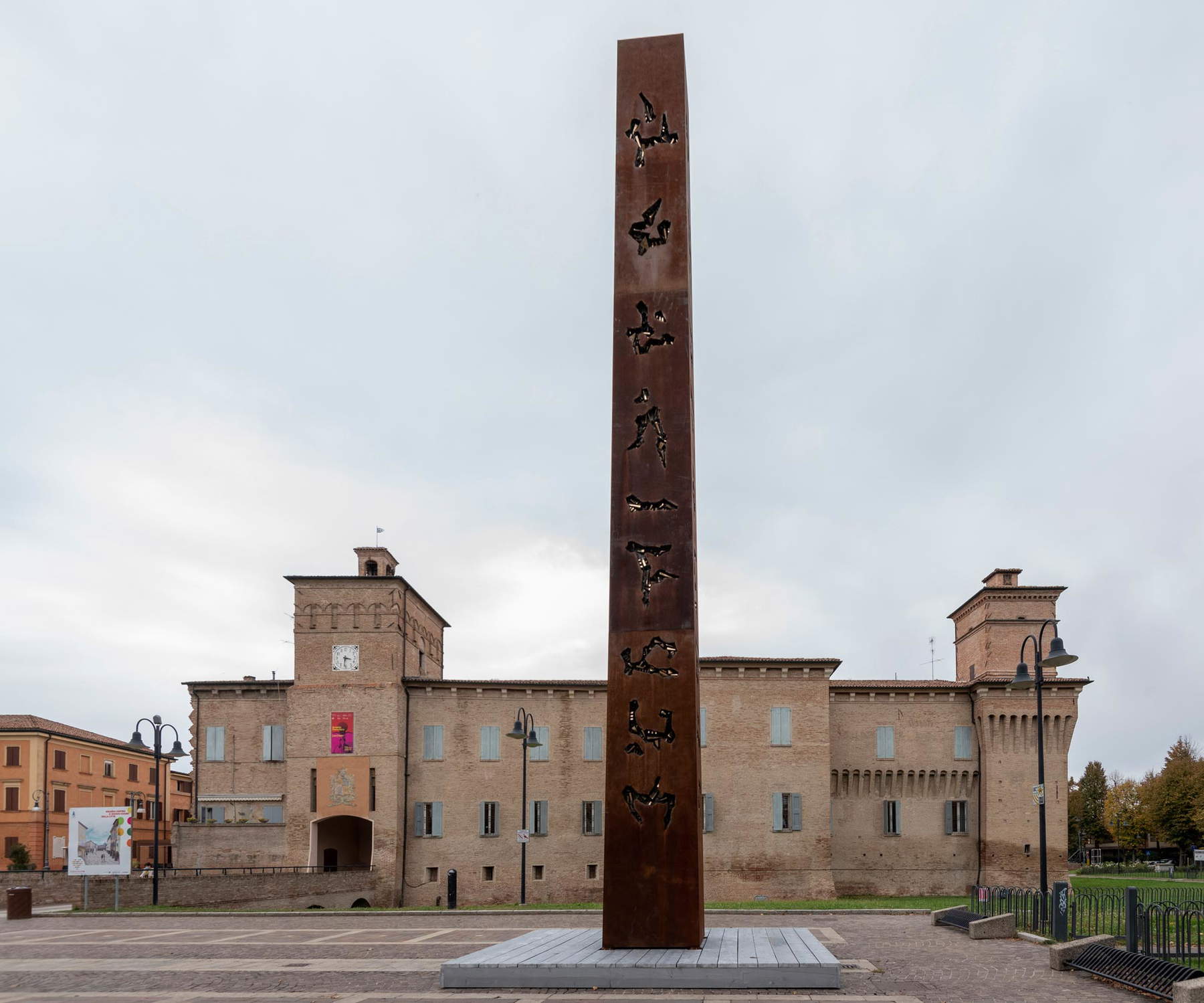 Arnaldo Pomodoro, Obelisco per Cleopatra (1989-2008; corten e bronzo, 14 x 1,40 x 1,40 m; Soliera, Piazza Lusvardi). Foto Fotostudio Solierese