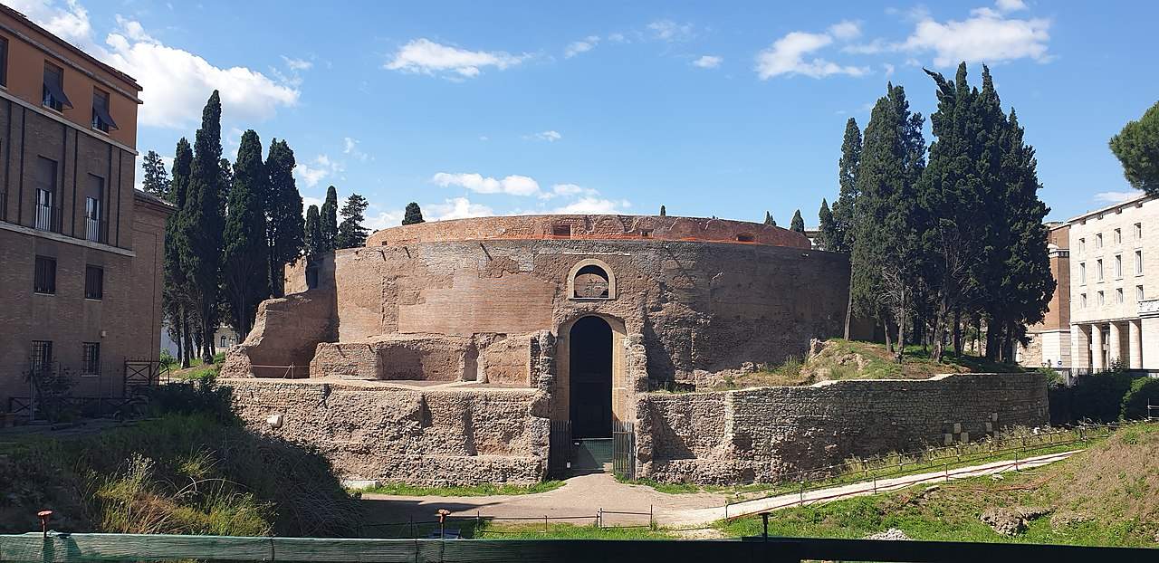 Rome, starting tomorrow the Mausoleum of Augustus reopens. It will be free for everyone for a month